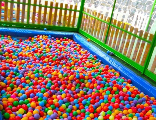 Piscina con pelotas